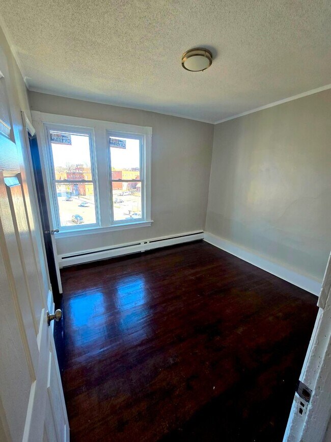 Building Photo - 93 Maple Ave