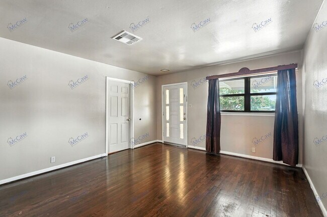 Foto del edificio - 10705 Coogan Dr