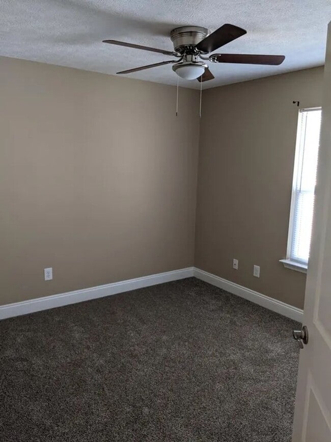 Building Photo - 4 bedroom 2.5 bath