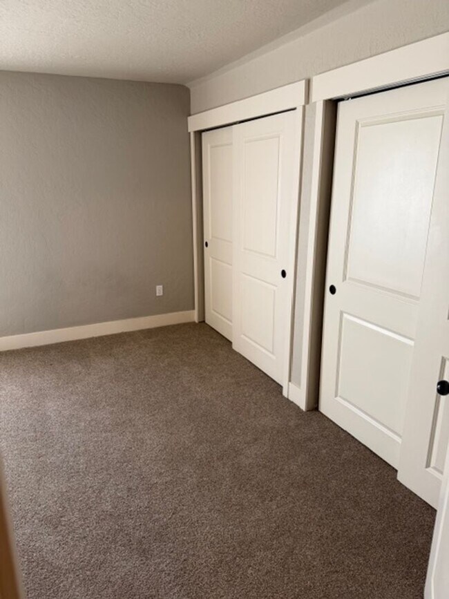 Foto del edificio - 5 bed/ 4 Bath Townhome in Cheney
