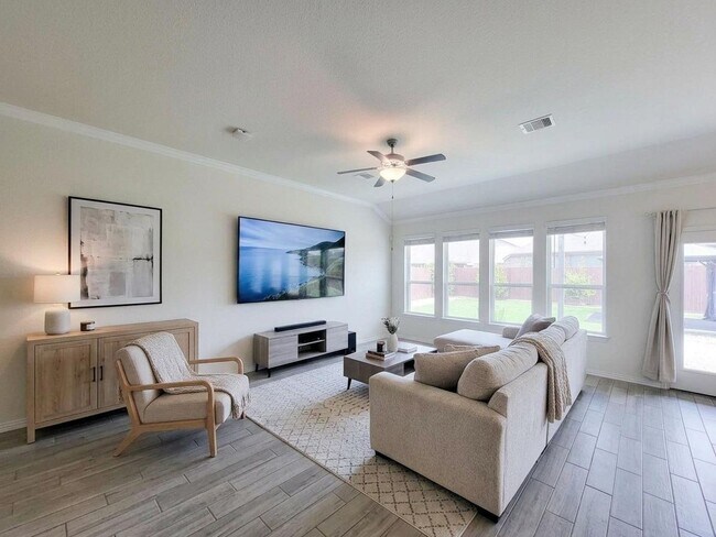 Foto del edificio - This thoughtfully designed home boasts 4 spacious bedrooms (2 down) and 3.5 baths, providing ampl...