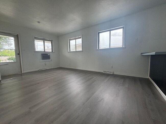 Building Photo - Super cute 1 bedroom home available now!