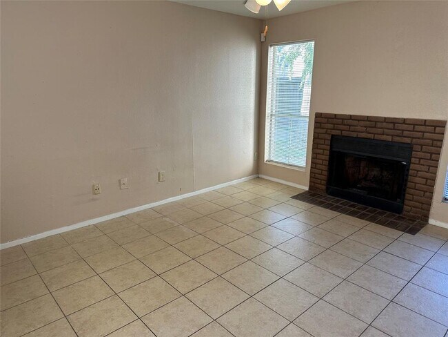 Building Photo - 3900 Woodchase Dr