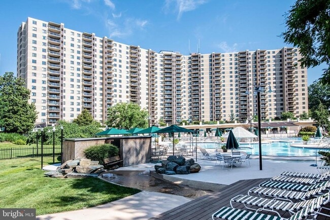 Foto del edificio - 203 Yoakum Pkwy