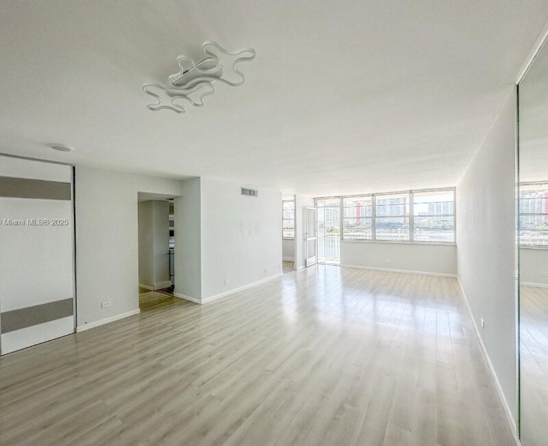 Foto principal - 250 174th St