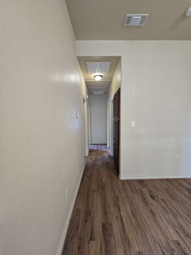 Foto del edificio - Completely renovated 3-Bed Duplex in the M...