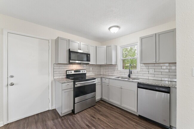Building Photo - Fully Renovated 2BR/2BA + Bonus Room – Quiet Living with Spacious Backyard!  1st Month is FREE!