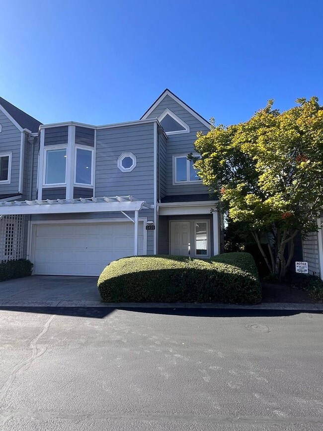 Building Photo - STUNNING 3 bed 2.5 bath Condo on the Colum...