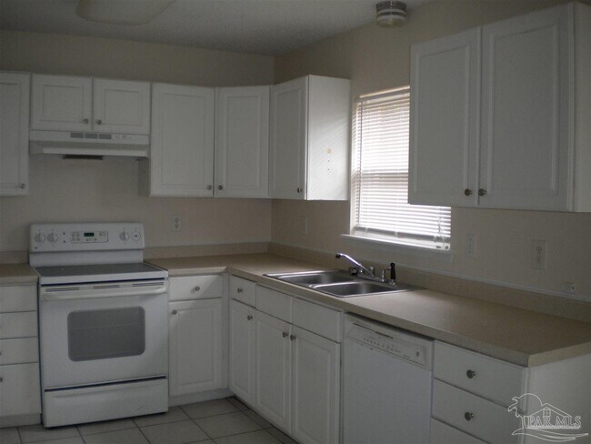 Building Photo - 3255 Maplewood Dr