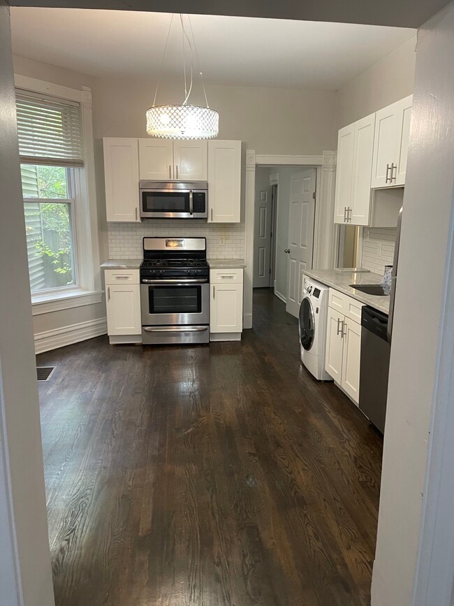 Building Photo - 1446 W Fletcher St