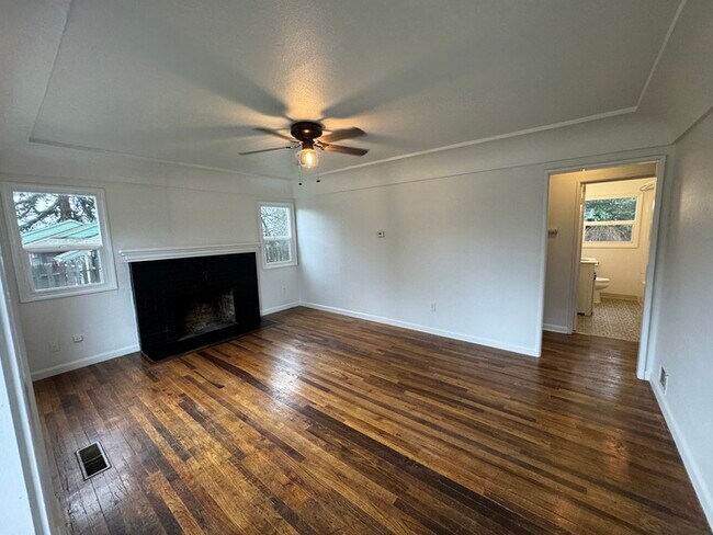 Building Photo - 3 Bedroom, 1 Bathroom in Toledo!