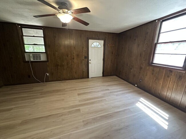 Foto del edificio - 2564 Lakeview Dr