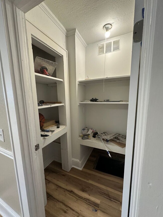 Foto del edificio - 3 Bed/2 Bath Home- Under Renovations