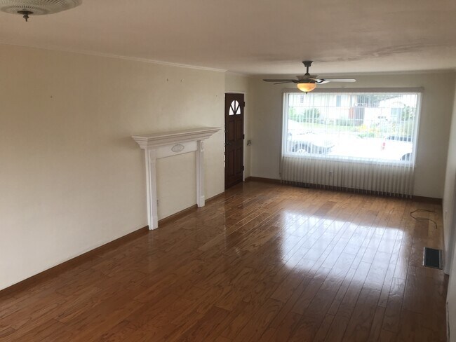 Foto del edificio - Beautiful Remodeled House with Large Fenced Lot and Big Garage