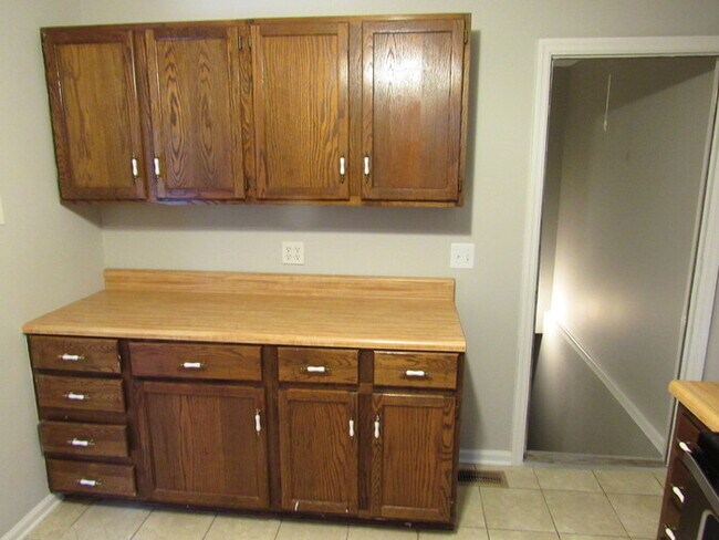 Building Photo - South Nashville home with storage!