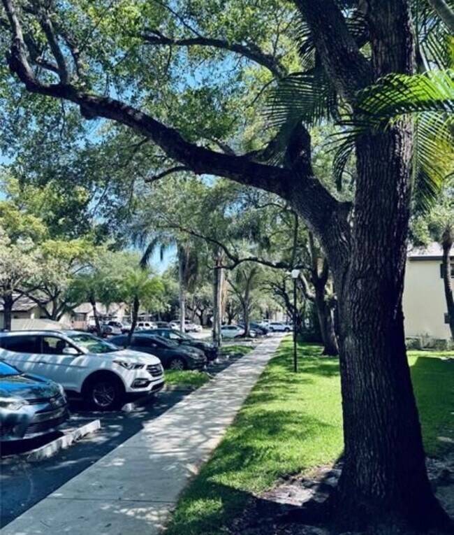 Foto del edificio - 4529 Carambola Cir S