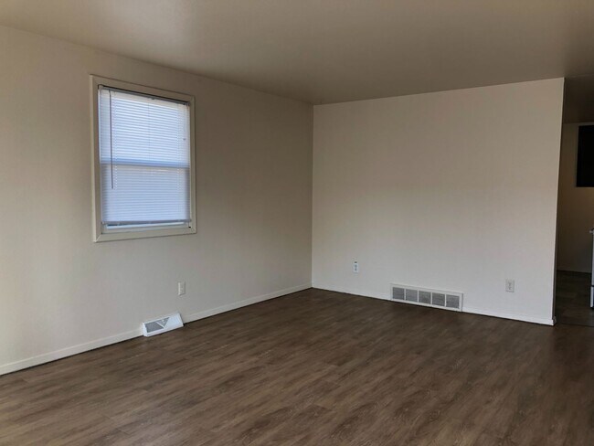 Building Photo - 1335-37 Doblon