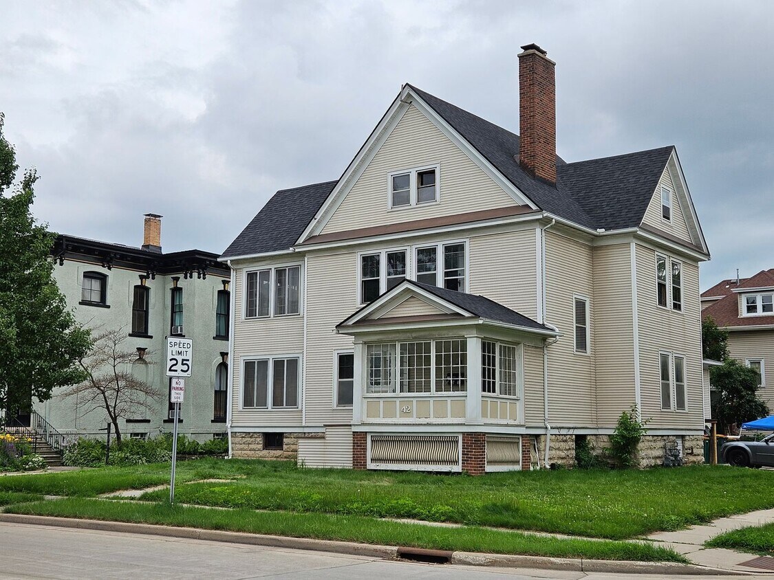 Primary Photo - 42 N Park Ave