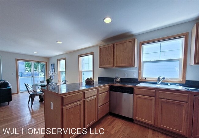 Building Photo - 3 br, 3 bath House - 8836 Stone Ave N Unit A