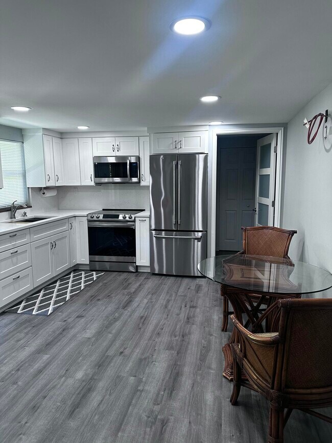 Foto del edificio - 7141 High Ridge Rd