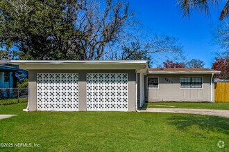 Building Photo - 7613 Crest Dr N