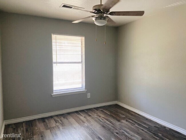Building Photo - 2 br, 1 bath Townhome - 4611 Samuell Blvd