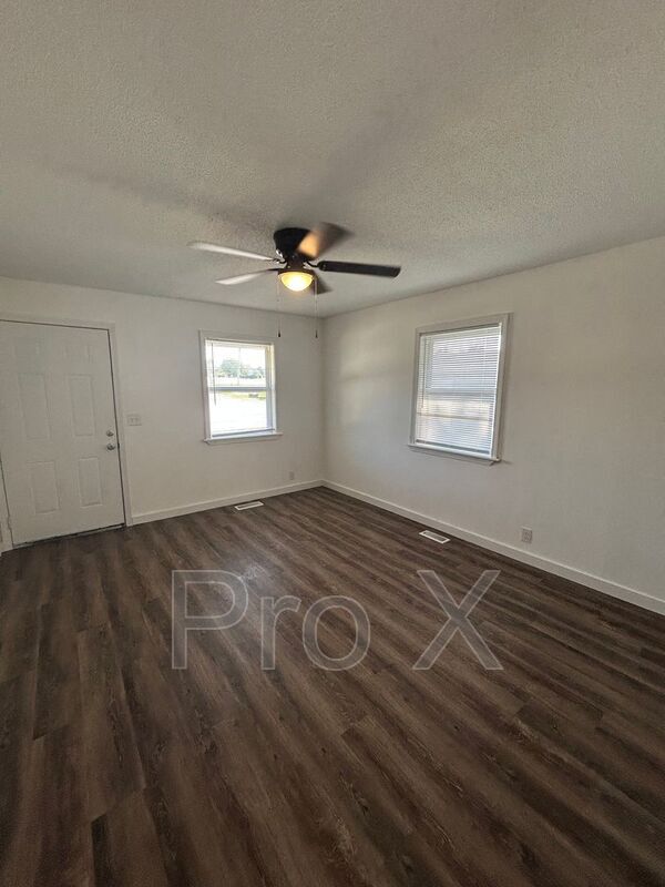 Foto del edificio - 1305 W New Hope Rd