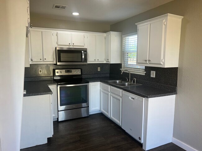 Kitchen - 1808 Honeysuckle Ln