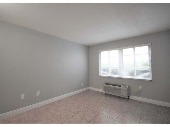Foto del edificio - 7451 Harding Ave