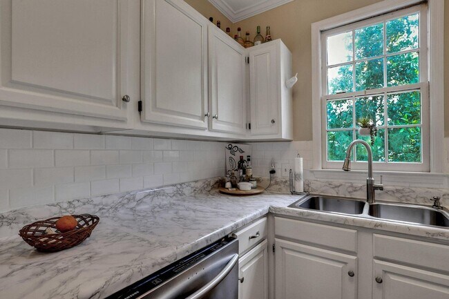 Foto del edificio - Gorgeous Two Bedroom - Two and One Half Bath Apartment - Excellent Location!