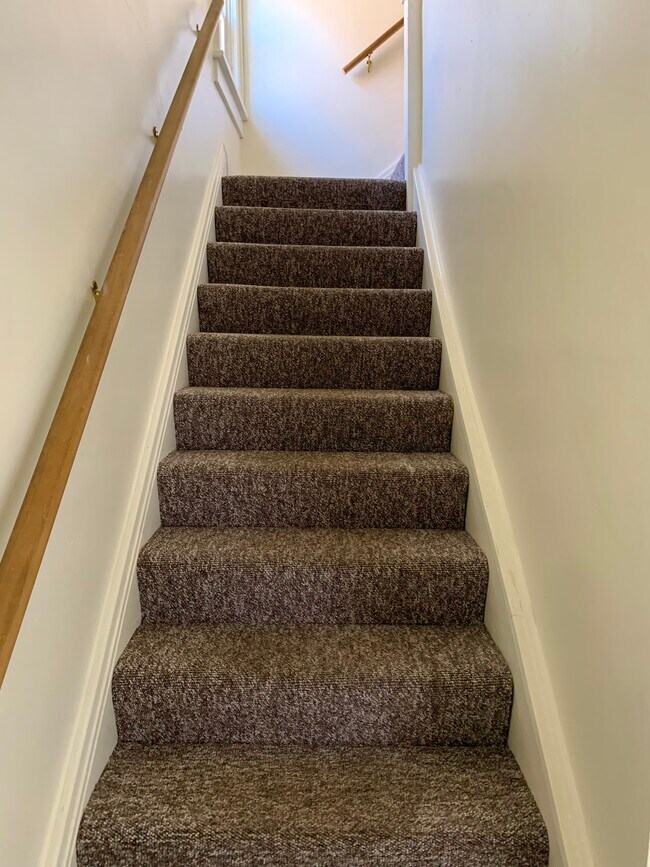 Escaleras privadas al segundo piso. - 933 Highland Ave
