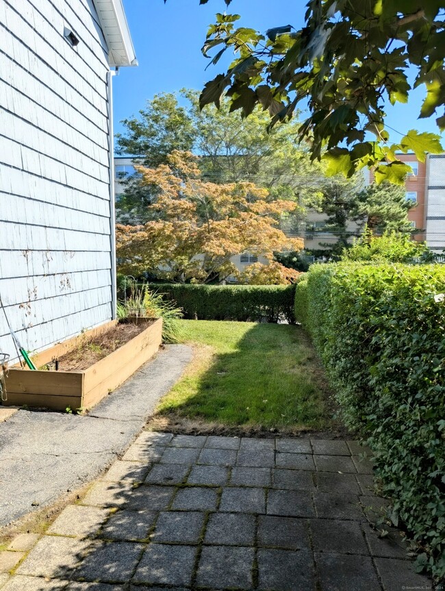 Building Photo - 293 Pequot Ave