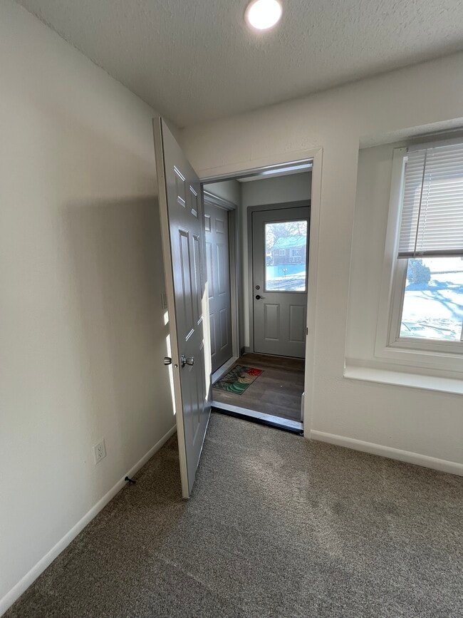 Foto del edificio - 5324 Jennifer Dr