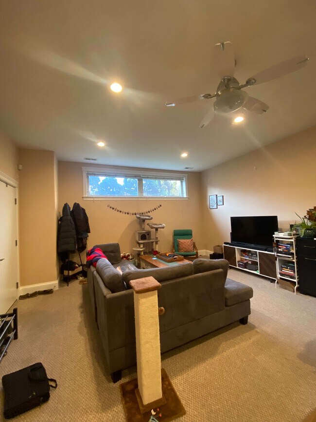 Foto del edificio - 3607 W Belmont Ave