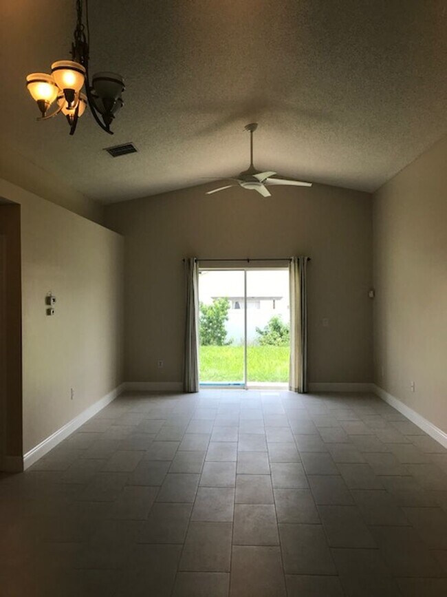 Building Photo - 3-Bedroom For Rent By Posner Park!