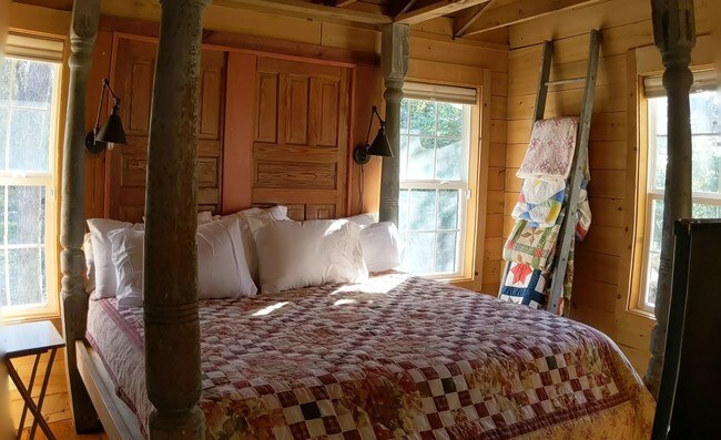 King-size bed and vaulted ceiling - 901 Lyttleton St