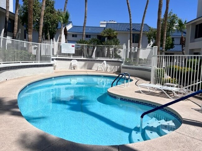 Foto del edificio - Riverfront 2BR 2BA Furnished Condo on GROUND LEVEL W/Garage and UTILITIES Included AVAIL 4/1/26