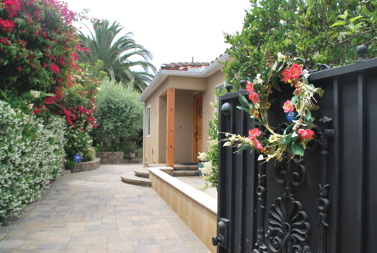 Primary Photo - 2615 Naples Ave