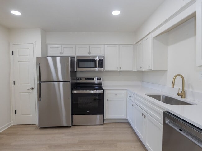Building Photo - RENOVATED - 2BR/1BA FOR RENT