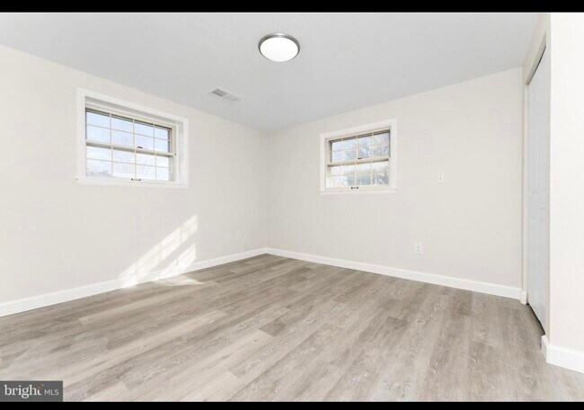 Building Photo - 403 W Poplar Rd