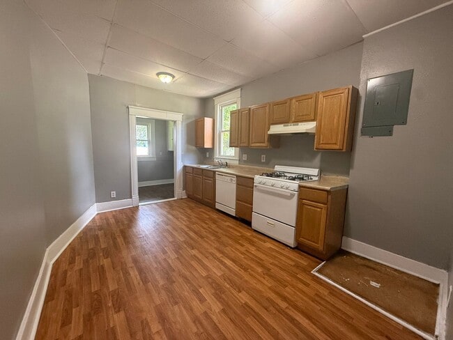 Building Photo - 3 bedroom 2 bath