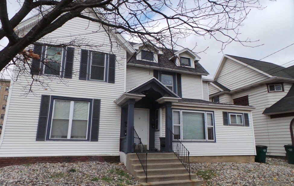 Primary Photo - 216 W Hillsdale St