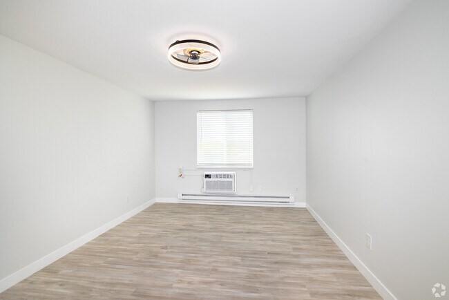 Dormitorio principal - Arvada Court Apartments - Utilities included!