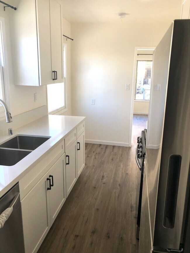 Foto del edificio - Exceptional Renovated Back HOUSE with Yard...
