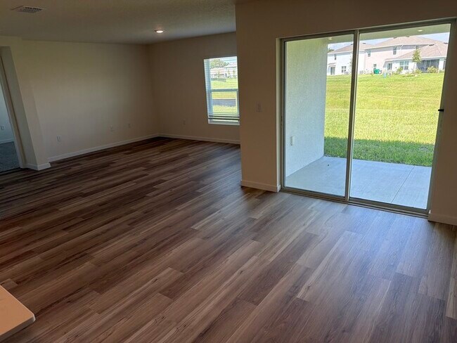 Foto del edificio - WILDWOOD NEW CONSTRUCTION