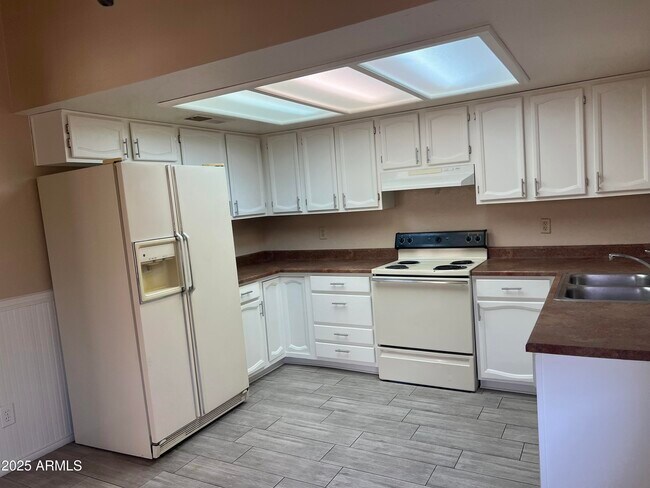Foto del edificio - 6547 W Poinsettia Dr
