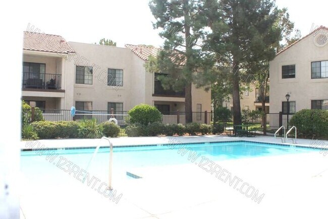 Building Photo - 2554 Olive Dr