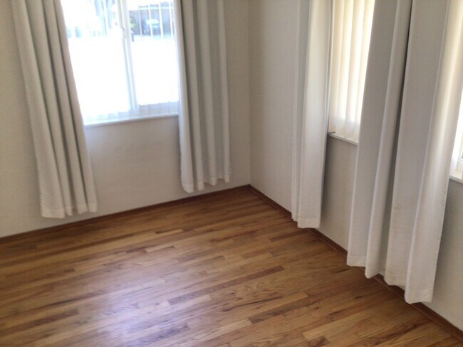 Foto del edificio - Beautiful Duplex 2 bedrooms 1 bath NO A/C ...