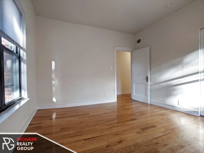 Building Photo - 822 W Waveland Ave
