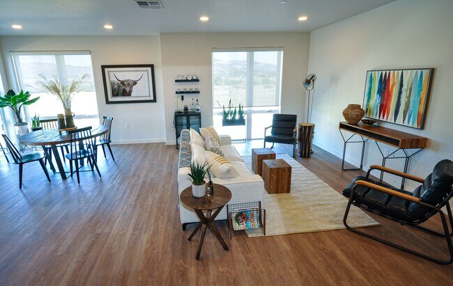 Building Photo - Contemporary 2 bedroom/2 1/2 bath Townhouse